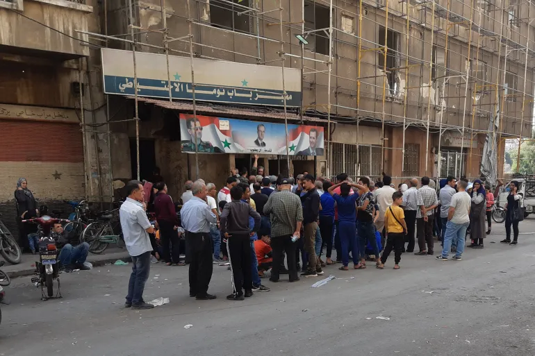 السوريون مضطرون للوقوف لساعات في طوابير لشراء الخبز بالسعر المدعوم