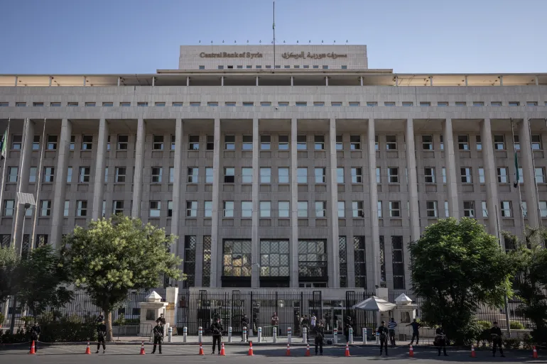 مصرف سوريا المركزي يواجه العديد من التحديات للعودة لنظام سويفت